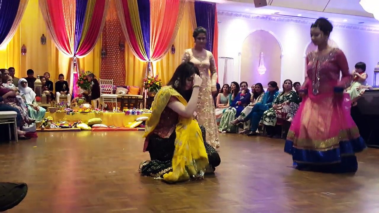 Mere Yaar Ki Shaadi Hai Girls Mehndi Dance 2016