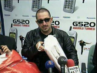 Cem Yılmaz kestane şekerinin tadına doyamadı