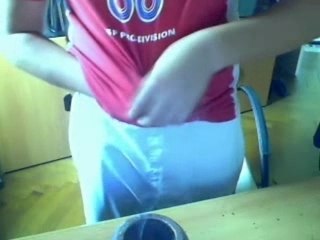 Cigarette dans le tee-short