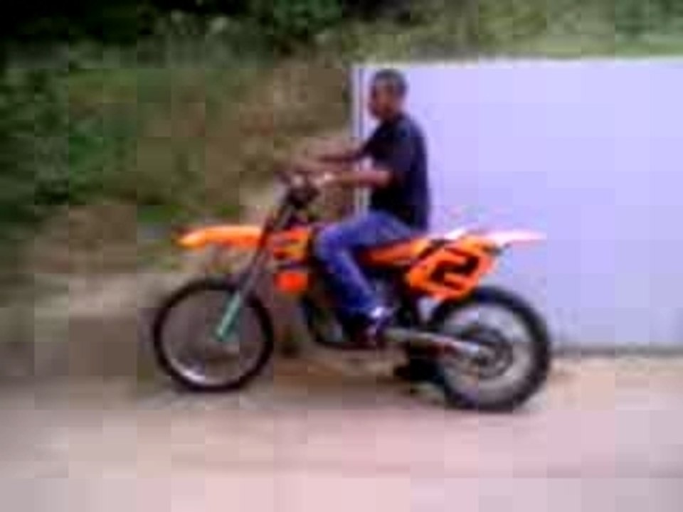 ktm 525 sur les berge
