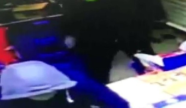 Maskeli soyguncular kamerada... Dört kişiye karşı koydu