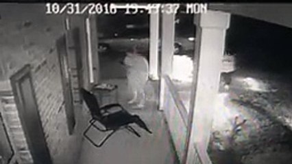 Des femmes obèses volent des bonbons sous le porche à Halloween 2016