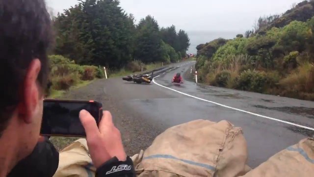 Frôlés par un motard qui chute, ces photographes ont eu très chaud