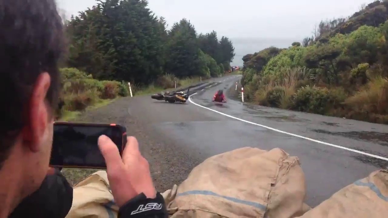 Frôlés par un motard qui chute, ces photographes ont eu très chaud