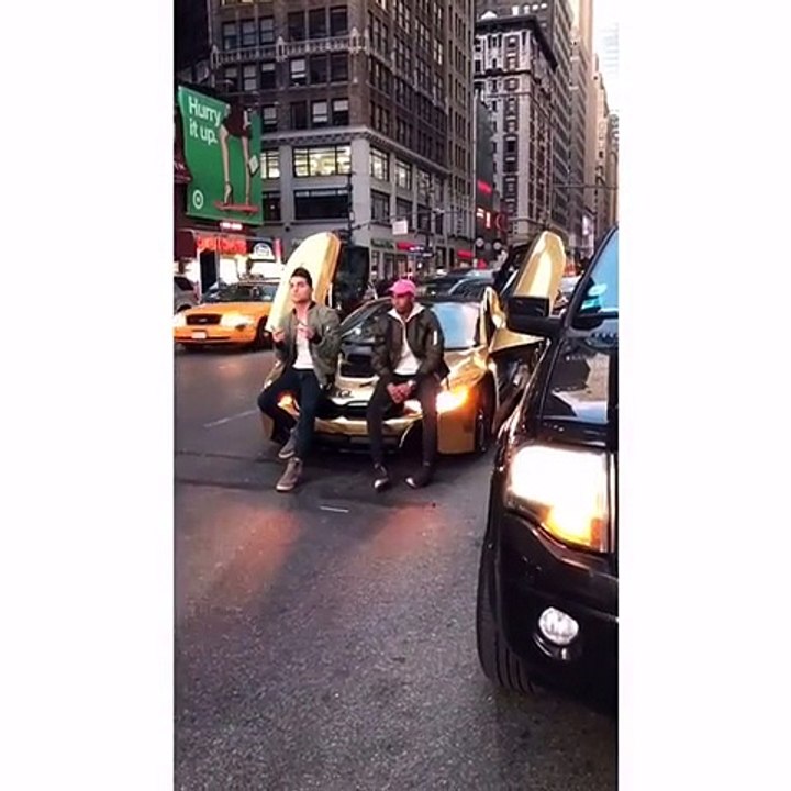 Il se fait casser son pare-brise durant une séance photo - vidéo Dailymotion