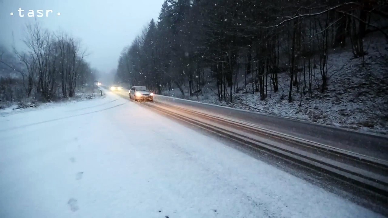 DONOVALY: Situácia na horskom priechode po rannom snežení