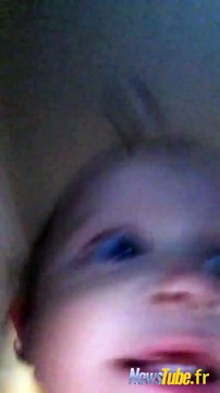 Quand ta petite sœur s'enflamme, vole ton téléphone et s'en va tout en se filmant