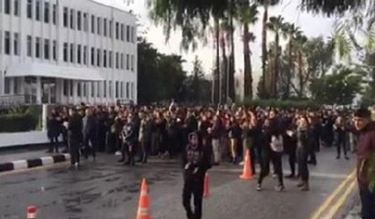 KKTC'de öğrenciler, ölen arkadaşları için Başbakanlık önünde toplandı