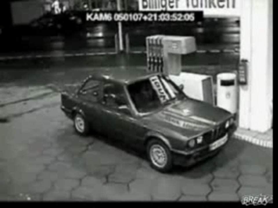 une idiote a la station essence!