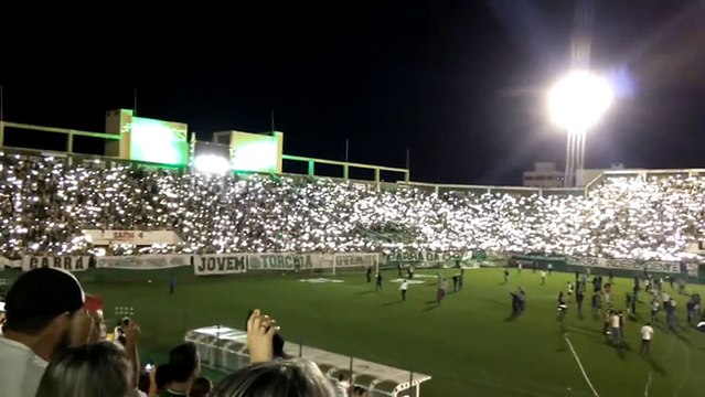 Torcedores enchem Arena Condá de luzes em homenagem à Chapecoense