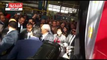 وزير الصناعة يتفقد ماكينة تصنيع علم مصر بكفر الدوار