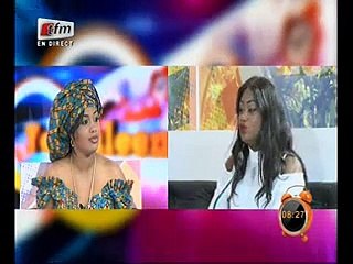 Quand Kya essaye de cacher la fente osée de Ndeye Ndack