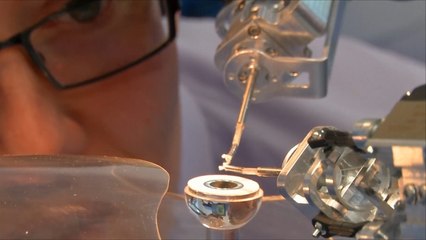 هذا الصباح- ربوت صغير وحساس يجري عمليات جراحية بالعين