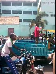 Insolite: ces mariés quittent la mairie en tricycle