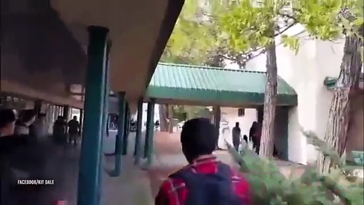 Rapariga de vestido bonito agride rapaz SELVAGEMENTE e coloca-se em FUGA!