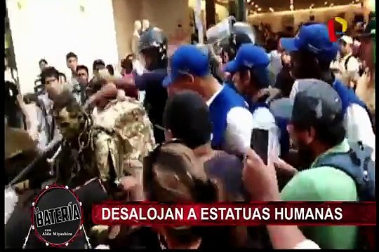 Serenos desalojan a 'estatuas humanas' del Jirón de la Unión