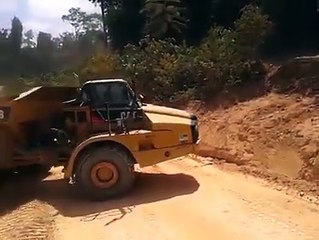 Regardez la technique de ce chauffeur d'engin pour grimper la colline...