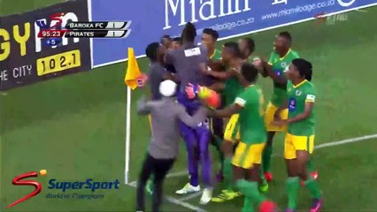 Ce gardien de but égalise d’une bicyclette à la dernière seconde