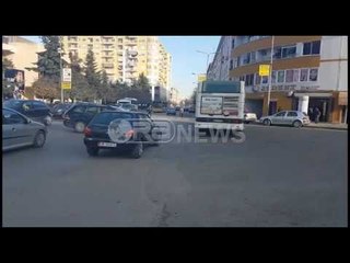 Ora News – Durrës, dhjetëra persona me orë të tëra në radhë për një abone