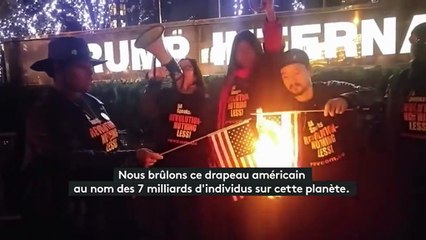Des militants anti-Donald Trump brûlent des drapeaux américains