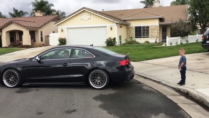 Ce petit garçon se fait arracher la dent par l'Audi S5 de son père !