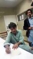 Quetta Ke Government Hospital Main Doctor Sharab Ke Nashe Main Dhut Mareezon Ka ilaaj Karte Hue