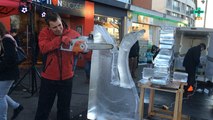 Nicolas Barbet et Gérard Tourin font une démonstration de sculpture sur glace
