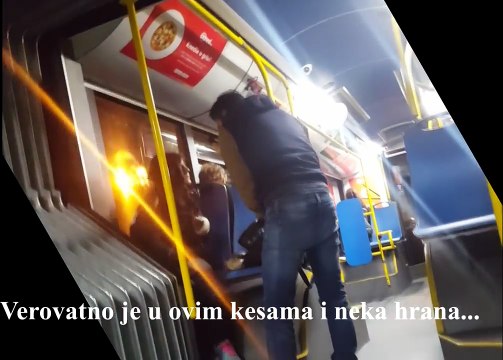 Plemeniti dečko poklanja patike ženi koja prosi - 28.11.16. Man helps the homeless in Belgrade