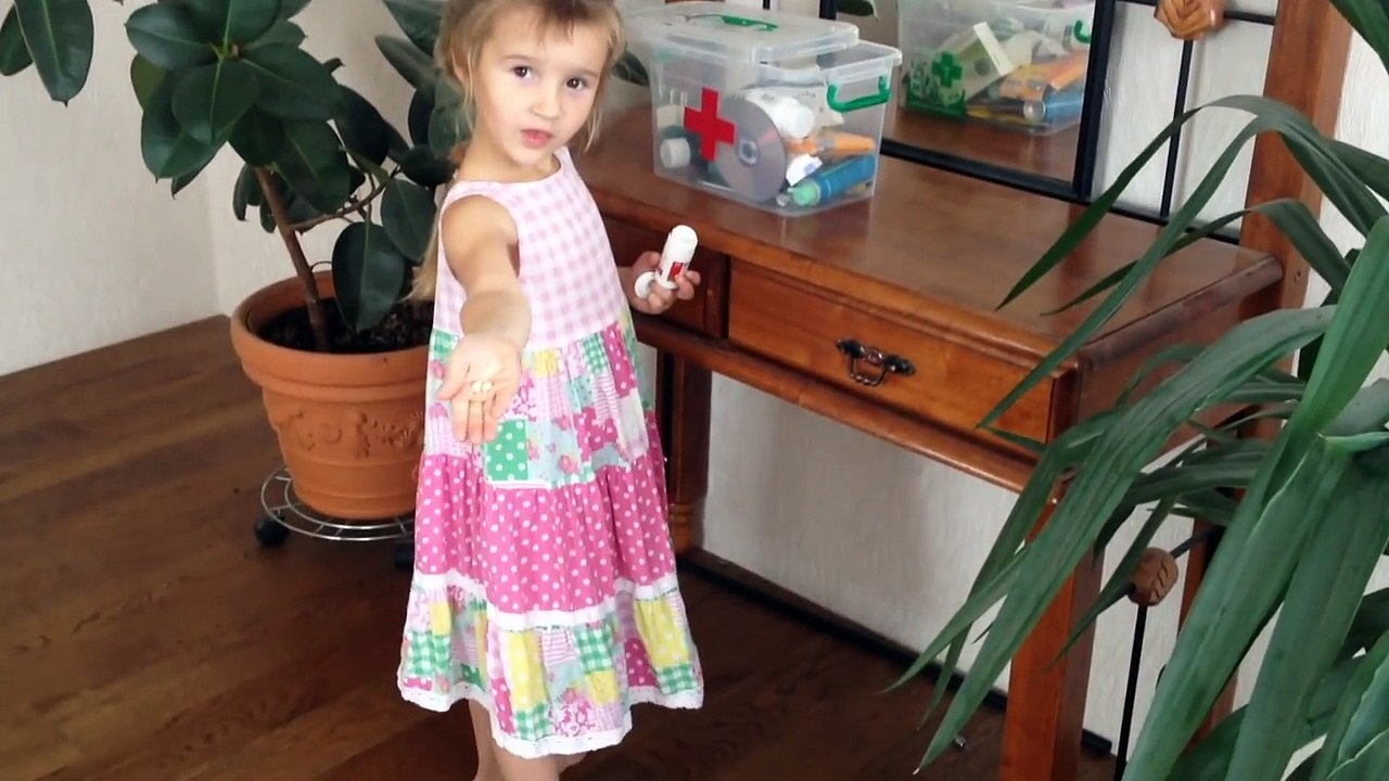 ДЕТИ ИГРАЮТ В ДОКТОРА С УКОЛАМИ ОТРАВЛЕНИЕ ТАБЛЕТКАМИ. ЧТО ДЕЛАТЬ ЕСЛИ ОТРАВИЛСЯ? Играем в