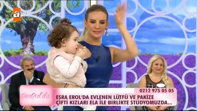 Esra Erolda evlenen çift kızları ile canlı yayında - Esra Erolda 279. Bölüm - atv