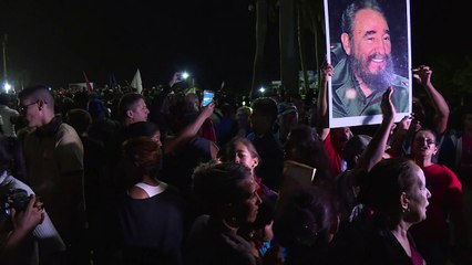 رماد فيدل كاسترو يتوقف في سانتا كلارا قرب ضريح "تشي"