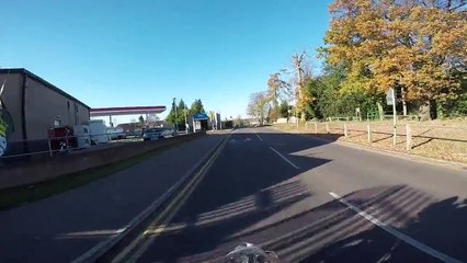 Un motard veut rendre service à un automobiliste mais va le regretter