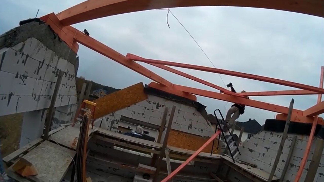Un ouvrier chute d'une échelle en voulant monter une charpente.