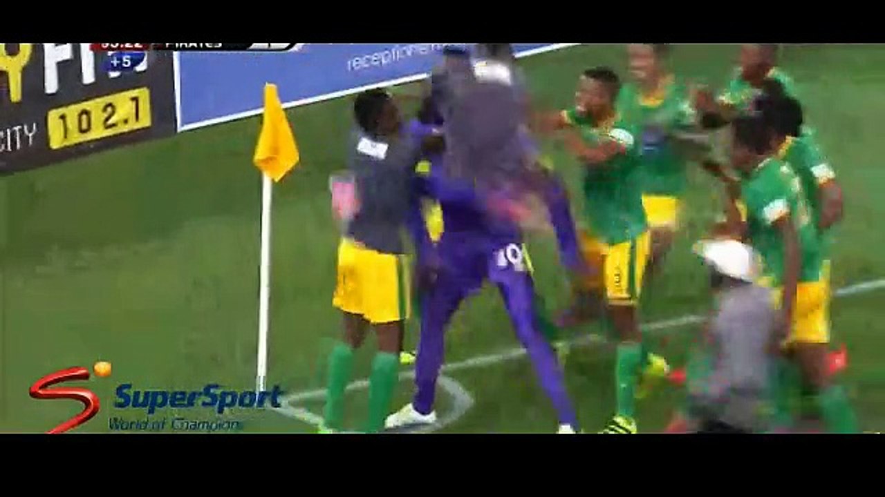 Le gardien sud-africain Oscarine Masuluke marque une bicyclette exceptionnelle dans le temps additionnel