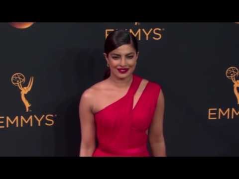 Tom Hiddleston Kisses & FLIRTS With Priyanka Chopra!