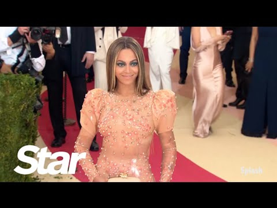 Beyonce Ditches Her Wedding Ring & Parties Without Jay Z