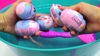 Bath Bomb Fizzy Mermaid Surprise Eggs In Water with Barbie Dolls In Mini Pool