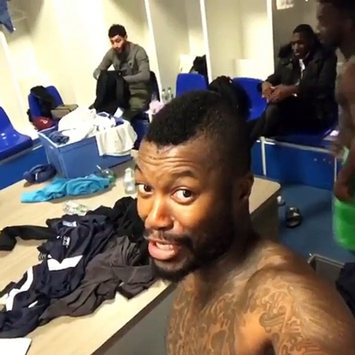 La star Djibril Cissé s'ambiance en vestiaire sur un tube du moment