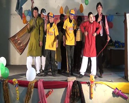 جہلم میں منعقد سپیشل بچوں کے پروگرام میں عامر سمیع خان اورعابد ہاشمی بچوں کے لیے گیت پیش کر رھے ہیں