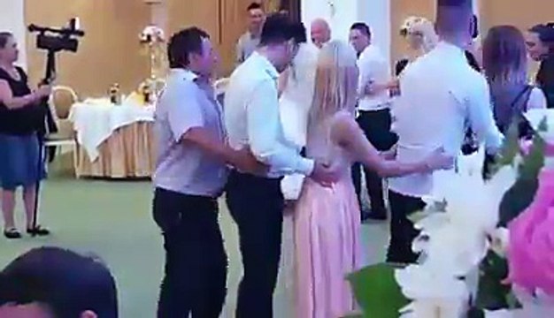 Penguen dansını dayı çok içten oynuyor. (sizden gelenler)