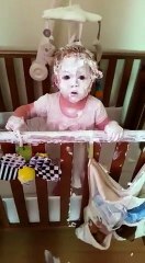 Une fillette couvre sa soeur de crème fraiche !!