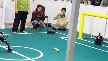 Robot Playing Football [funny] [soccer]
