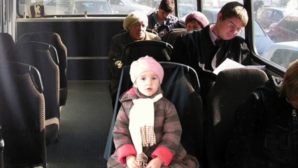 ДЕТИ ИГРАЮТ В ДОКТОРА С УКОЛАМИ ОКАЗАНИЕ ПЕРВОЙ ПОМОЩИ СПАСЕНИЕ ЖИЗНИ