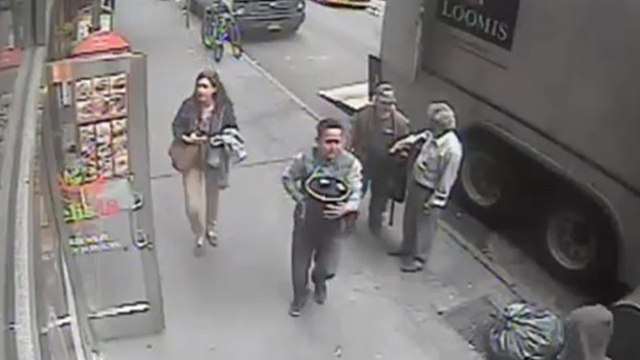 Un homme vole un seau d'or