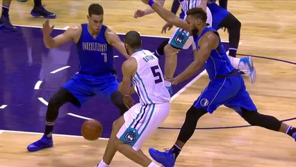 Nicolas Batum passe un petit pont à Dwight Powell