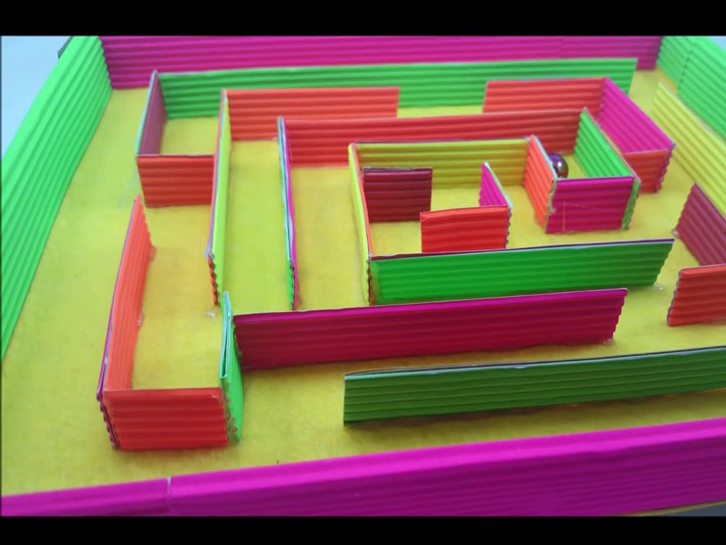 laberinto con material reciclado