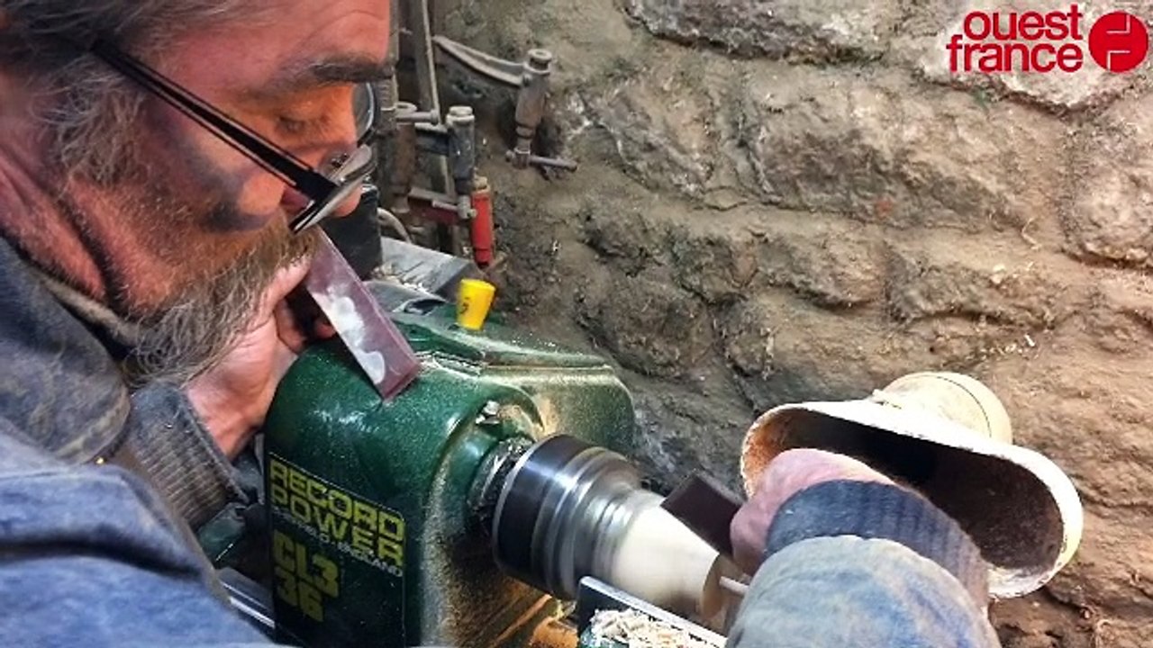 La fabrication d'une toupie par un tourneur sur bois (Quimper)