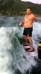 Il boit une bière en faisant du WAKEBOARD ... en détente