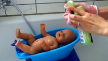 Baby Born Puppe baden, spielen, Spaß haben