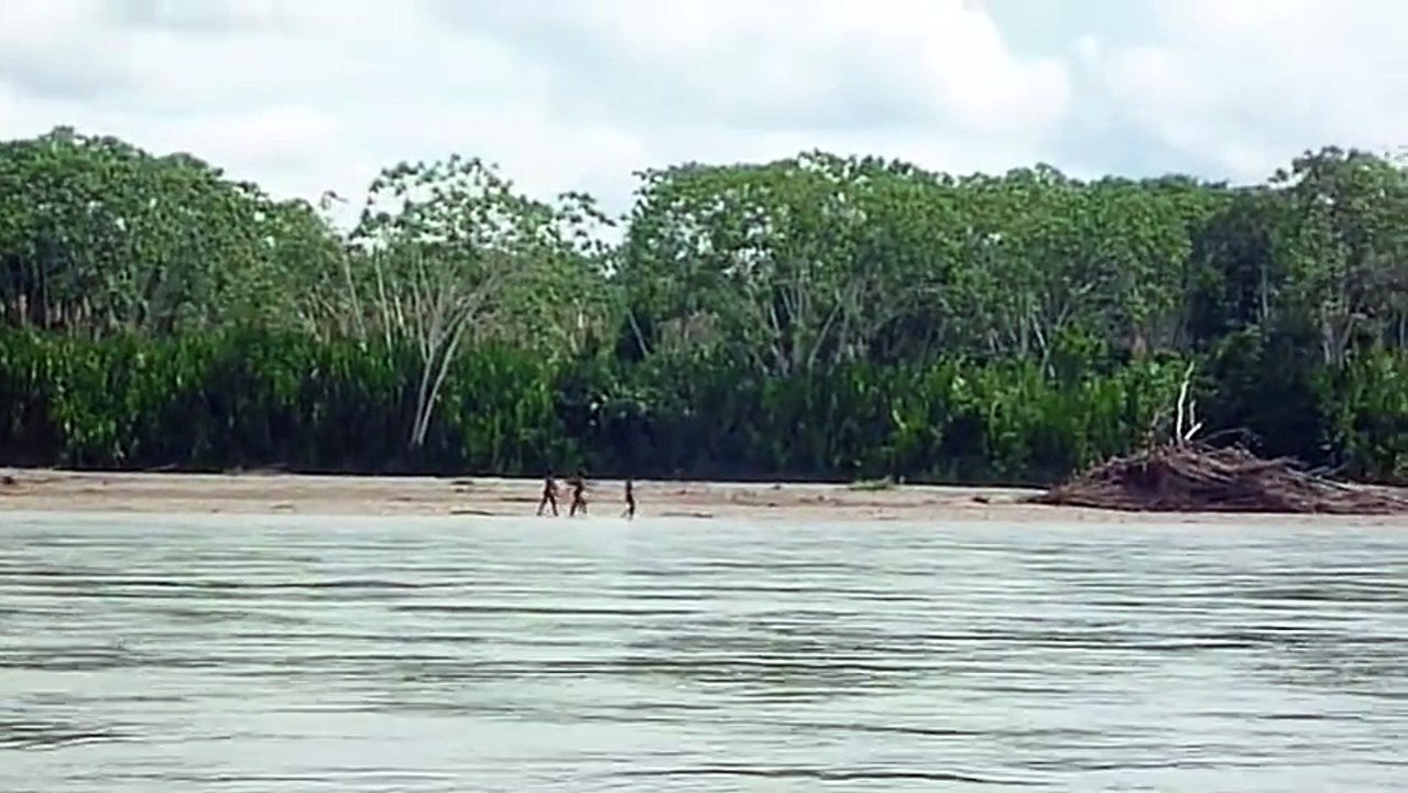 Une tribu indienne filmée sur une rivière péruvienne (peut-être la tribu des Mascho-Piro)